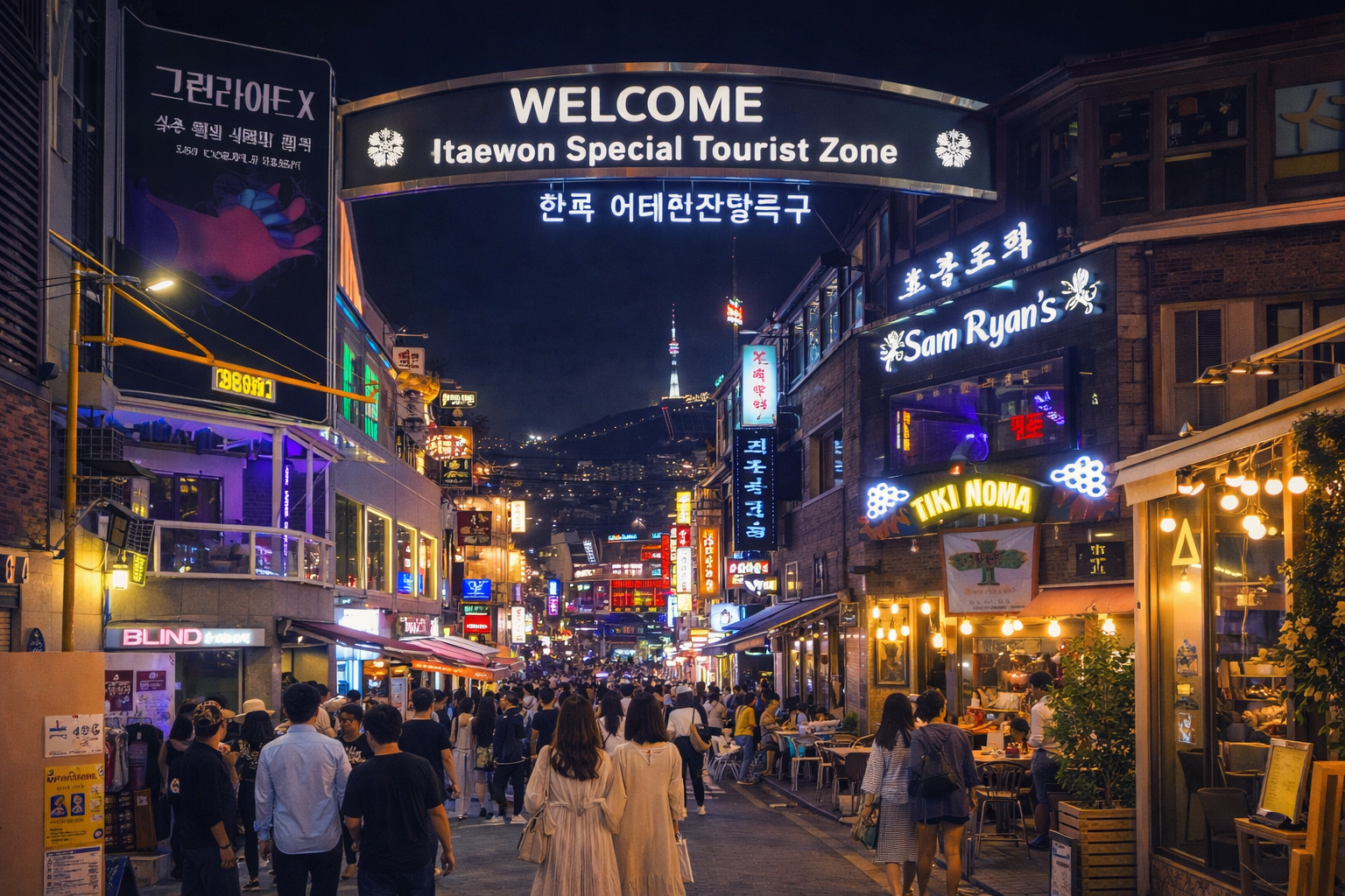 梨泰院は英語看板が並ぶおしゃれな通り、異国感のあるカフェの外観、小さな雑貨店のウィンドウ、遠景にソウルらしい街並